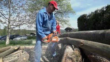 Ağır çekimde testere ahşap ile çalışma