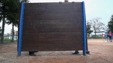 Erkekler üzerinde yüksek engel atlama