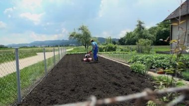 Küçük sürme makinesi kullanarak çiftçi