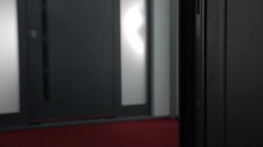 Kamera kapıyı yaklaşımlar