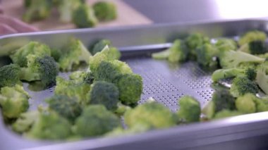 kadın koyarak brokoli parçaları