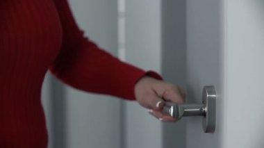 Kadın kapıyı açıyor.