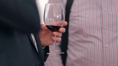 Erkekler konuşurken iş elbiseleri