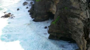 Bir uçurumun kırma dalgalar