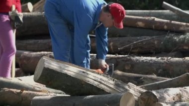 Testere araç kesme günlük kattaki adamla