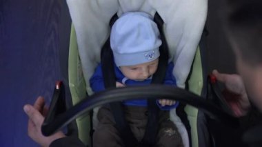 Özel bir koltukta koyarak bebek baba
