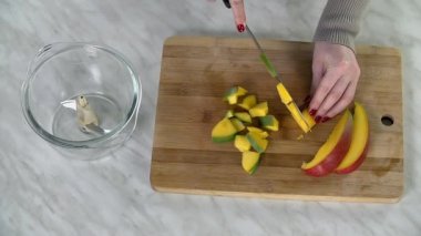 Erkek hazırlanıyor güler yüzlü lezzetli eller