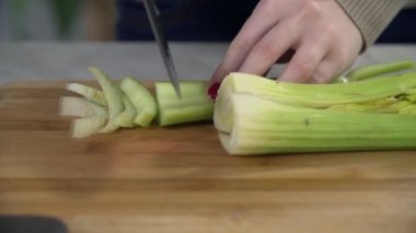 kadın hazırlanıyor sebze Smoothie yapmak