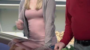 kadın gösteren hasar wingshield