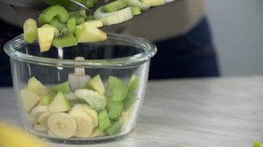 Meyve Smoothie yapmak hazırlanıyor.