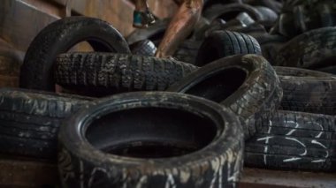 lastik bir assault ders kapsamında koşan adam