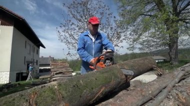 Adam koruyucu chainsawing ahşap