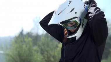 Profesyonel motorcu gözlüklerini koyarak