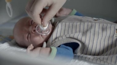 Onu veren kadının elleri bir emzik bebeğim