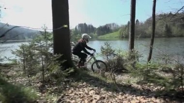 bir ormanda sürme bisikleti rider