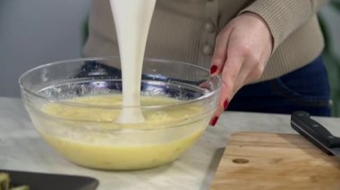 Meyve karıştırma kadın