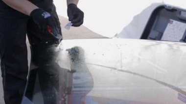 Ön cam sıyırıcı ile temizlik köpük