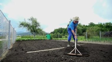 Ahşap komisyon kullanarak bahçıvan