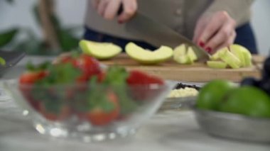 kadın hazırlanıyor meyve