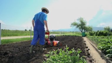 adam motorlu Kültivatör ile kara çiftçilik