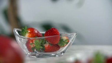 kabın içinde düşen çilek