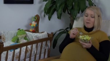 Hamile kadın yemek yiyor.