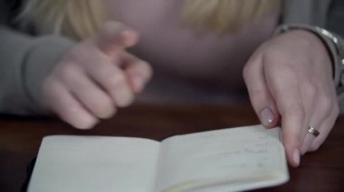 Not defteri işaret eden genç