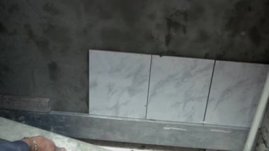 İşçi koydu Seramik Karo doğruluk denetimi