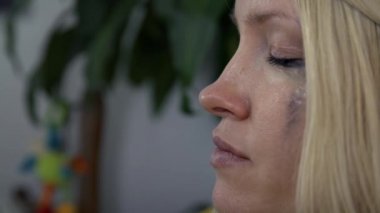 bir kadeh şarap ile rahatlatıcı bir kadındır