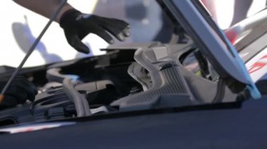 kişi araba silecekler kaldırma