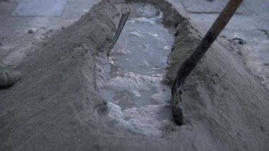 Adam beton bina için hazırlar.