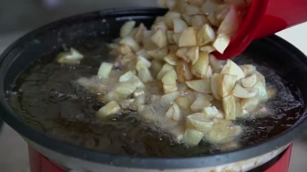 La persona sta mettendo la patata fritta nell'olio — Video Stock