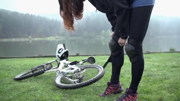 Mujer preparándose para la carrera extrema — Vídeo de stock