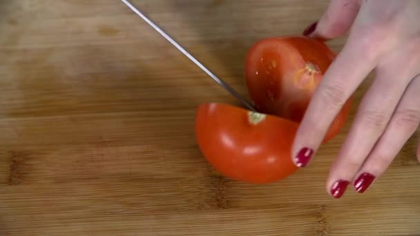 Frau schneidet die Tomate — Stockvideo