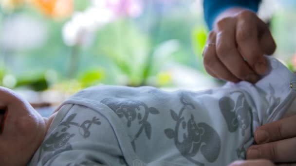 Las manos de la madre cariñosamente acariciando los pies del bebé — Vídeo de stock