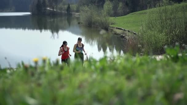 Mujeres corriendo por el lago — Vídeo de stock