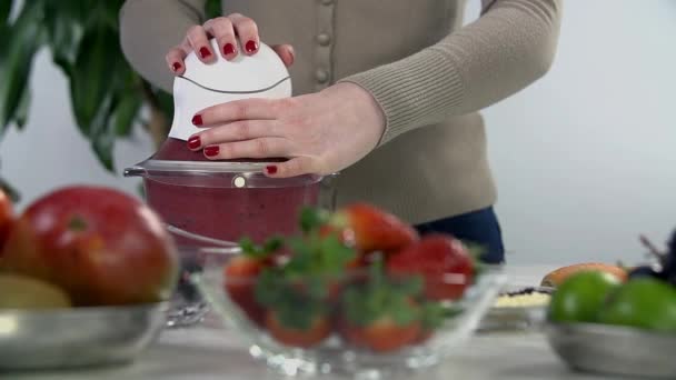 Mulher usando liquidificador — Vídeo de Stock