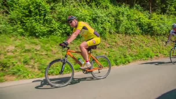 在 Vrhnika 附近的自行车马拉松比赛 — 图库视频影像