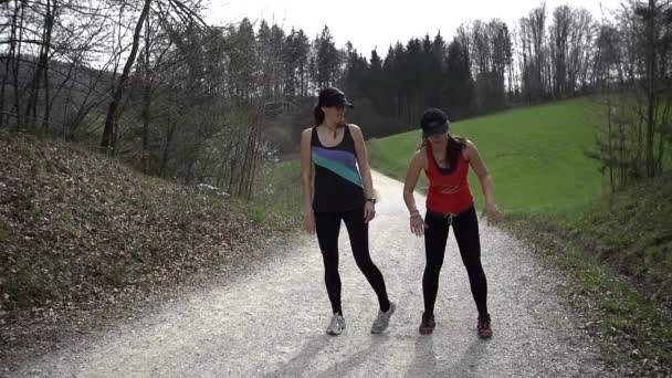 Duas mulheres em forma correndo — Vídeo de Stock