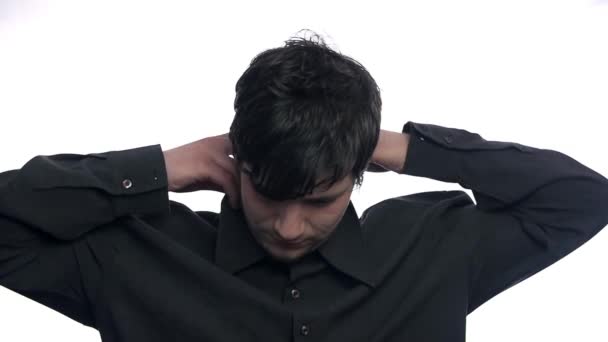 Homem colarinho camisa de fixação — Vídeo de Stock