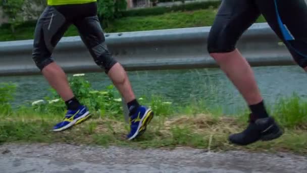 Gente corriendo cerca del agua — Vídeos de Stock