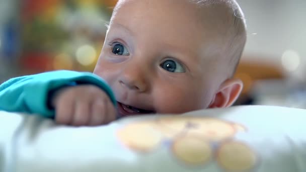 Niño tendido en el suelo — Vídeo de stock