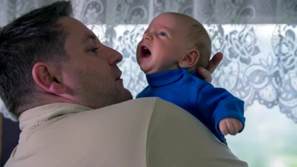 Padre che tiene il bambino — Video Stock