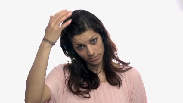 Mujer arreglando cabello — Vídeo de stock