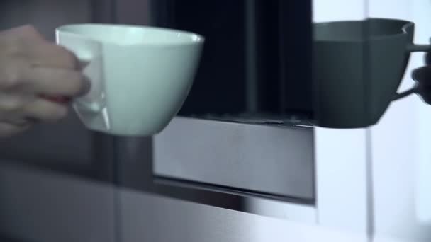 Mettere la tazza sotto la macchina — Video Stock