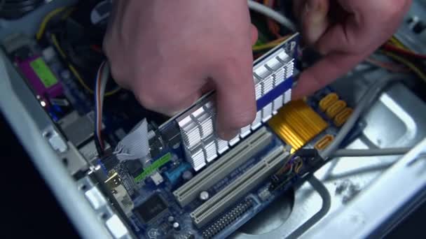 Homem removendo elemento eletrônico do computador pessoal — Vídeo de Stock
