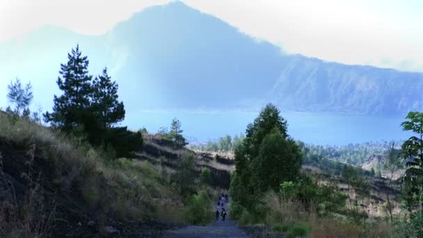 Uitzicht vanaf de vulkaan Gunung Batur — Stockvideo