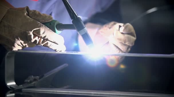 机修工使用焊接机 — 图库视频影像