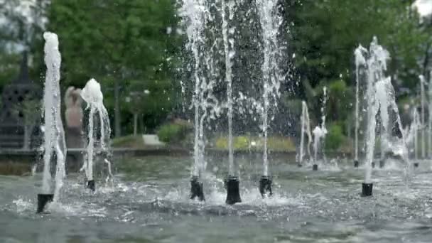 Brunnen im Minimundus in Klagenfurt platziert — Stockvideo