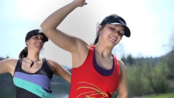 Mujeres atractivas calentando — Vídeo de stock